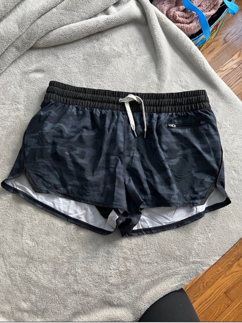 Vuori Women’s Clementine Performance Shorts Black watercolor camo large